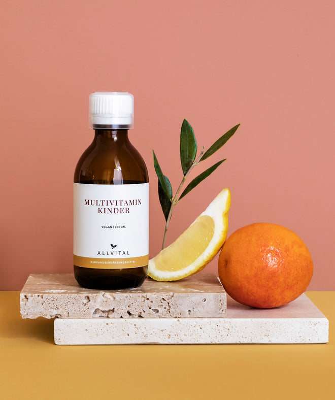Multivitamin Kinder von Allvital enthält eine sorgfältig ausgewählte Kombination aus Vitamin A, B-Vitaminen, Vitamin C, D und E, Zink und Eisen für eine gesunde Entwicklung und ein gesundes Wachstum. Multivitamin Kinder von Allvital enthält eine sorgfältig ausgewählte Kombination aus Vitamin A, B-Vitaminen, Vitamin C, D und E, Zink und Eisen für eine gesunde Entwicklung und ein gesundes Wachstum.