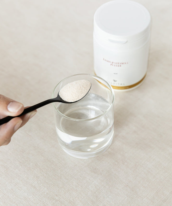 Allvital Lysin und Vitamin C Pulver vegan. Gut für die Kollagenbildung, Blutgefäße, Knochen, Knorpel, Haut und Zähne. Schützt vor oxidativen Stress. Allvital Lysin und Vitamin C Pulver vegan. Gut für die Kollagenbildung, Blutgefäße, Knochen, Knorpel, Haut und Zähne. Schützt vor oxidativen Stress.