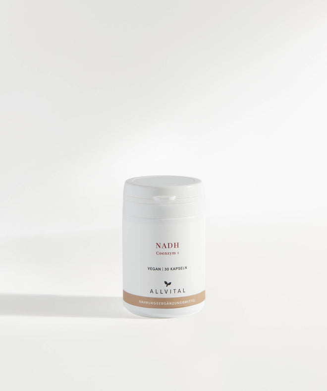Allvital NADH enthält NADH in oxidationsgeschützter Form für die Energieproduktion. NADH ist die aktive Coenzym Form des Vitamins B3 und wird auch Coenzym 1 genannt. Allvital NADH enthält NADH in oxidationsgeschützter Form für die Energieproduktion. NADH ist die aktive Coenzym Form des Vitamins B3 und wird auch Coenzym 1 genannt.
