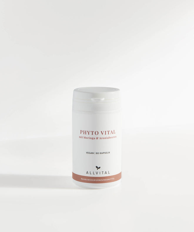 Allvital Phyto Vital enthält Moringa, Aronia und die essentiellen Aminosäuren L-Isoleucin, L-Valin, L-Leucin und L-Serin. Zur Unterstützung der Vitalität. Allvital Phyto Vital enthält Moringa, Aronia und die essentiellen Aminosäuren L-Isoleucin, L-Valin, L-Leucin und L-Serin. Zur Unterstützung der Vitalität.