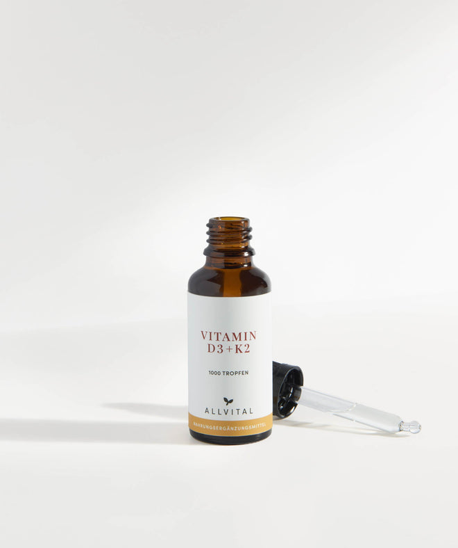 Allvital Vitamin D3 und K2 in öliger Tropfenform. Vitamin D und Vitamin K2 sind fettlösliche Vitamine. Für gesunde Knochen und Zähne, stärkt das Immunsystem. Allvital Vitamin D3 und K2 in öliger Tropfenform. Vitamin D und Vitamin K2 sind fettlösliche Vitamine. Für gesunde Knochen und Zähne, stärkt das Immunsystem.