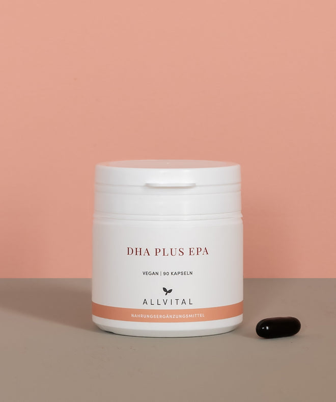 Allvital DHA plus EPA vegan enthält die essentiellen Omega-3-Fettsäuren DHA und EPA aus Algen und Lutein und Zeaxanthin.