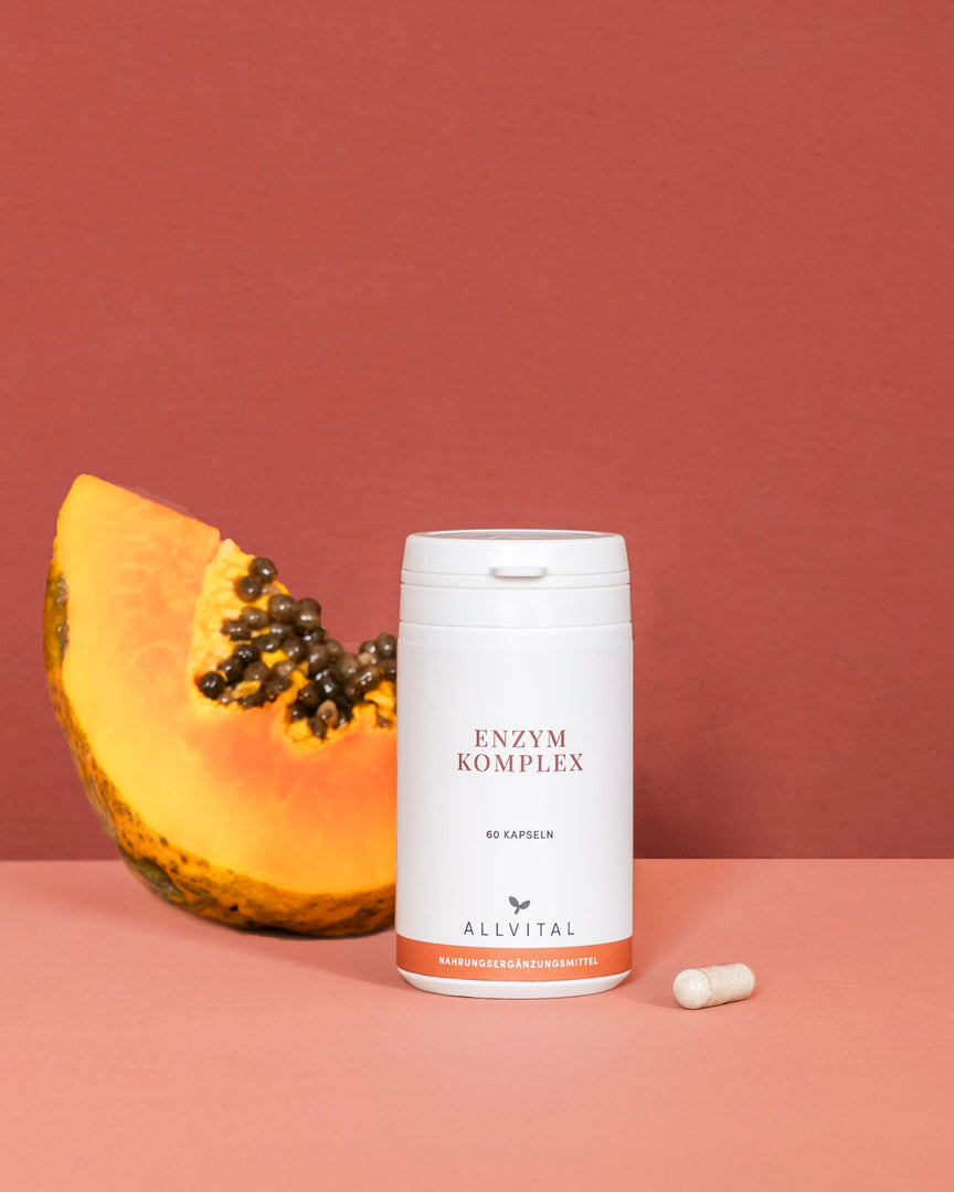 Allvital Enzym Komplex enthält die Verdauungsenzyme Amylase, Protease, Lactase, Lipase und Cellulase sowie sekundäre Pflanzenstoffe und Bitterstoffe.